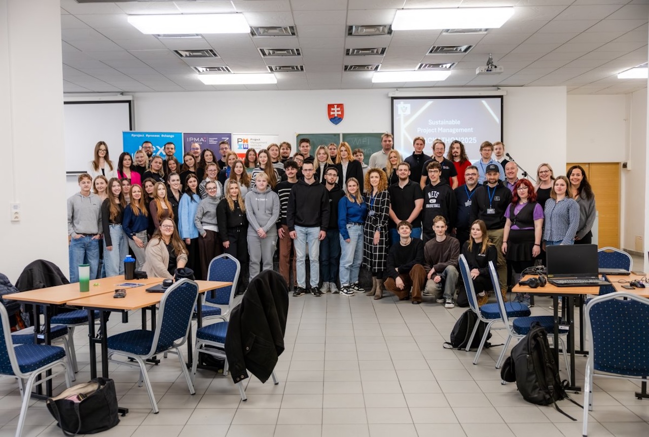 Študenti IM UCM si na Hackathone vyskúšali udržateľné projektové riadenie