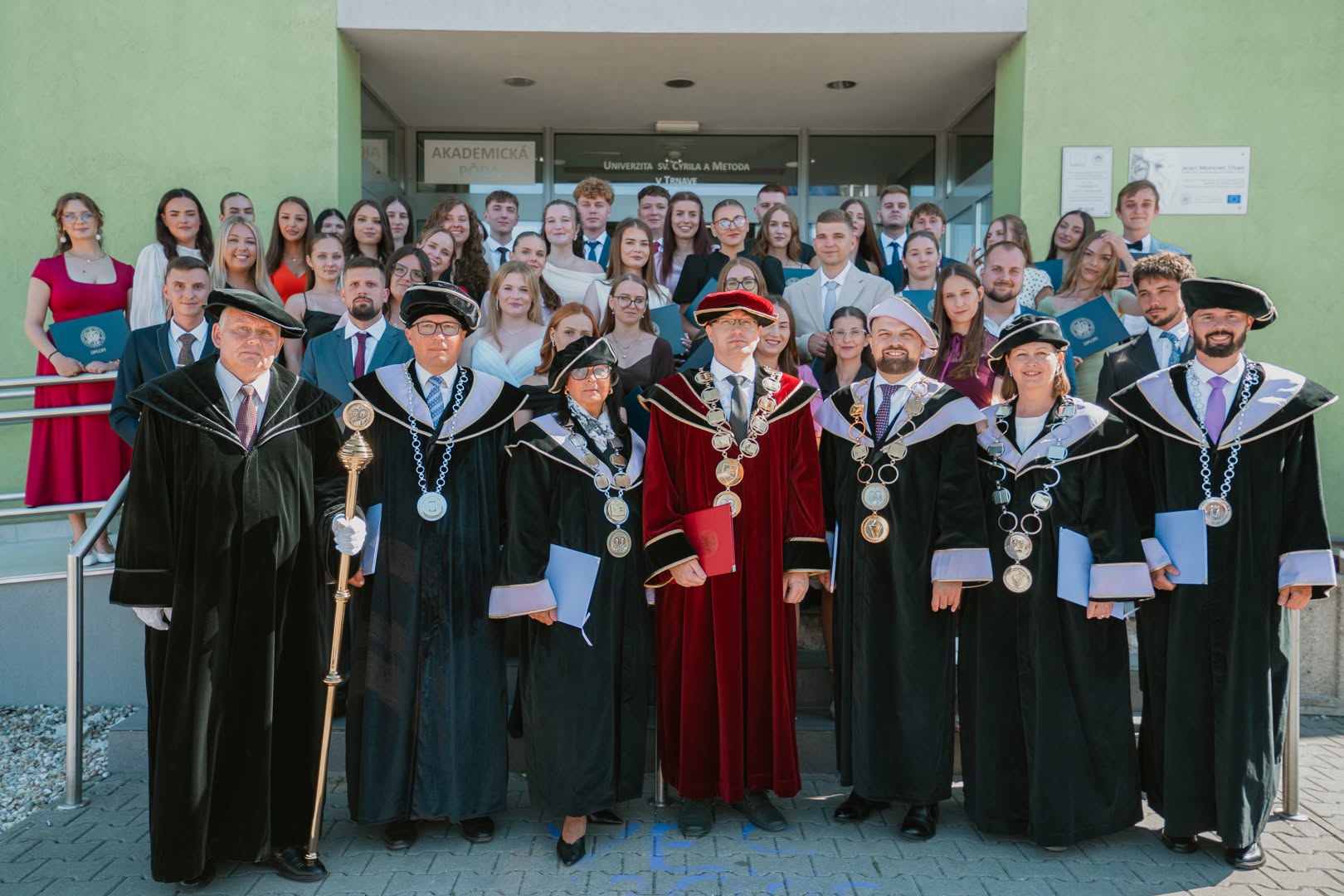 Promócie na Inštitúte manažmentu UCM otvorili absolventom novú životnú kapitolu