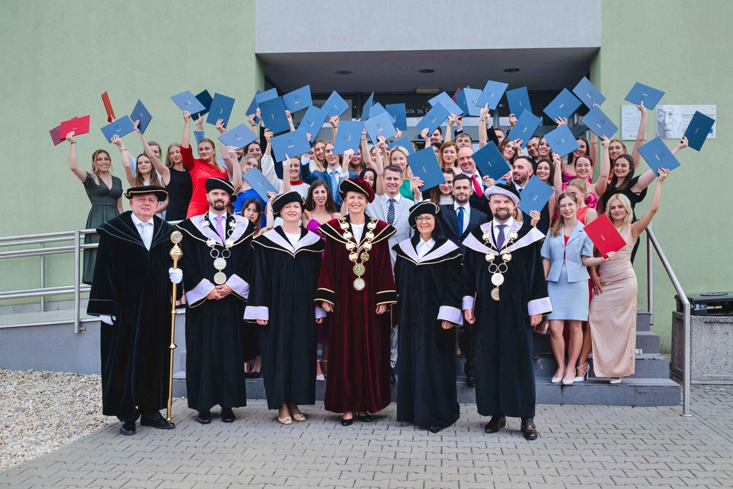 Z prednáškových miestností na pódium - promócie absolventov IM